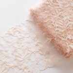 Pizzo beige in tulle ricamato per lingerie