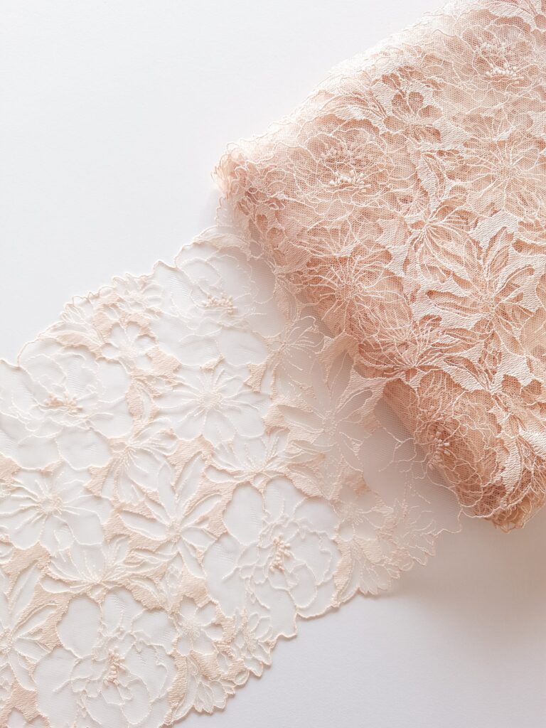 Stickereispitze auf Tüll in Beige Floral weich für BHs und Dessous