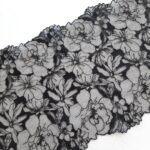 Tessuto in tulle nero ricamato con motivi floreali