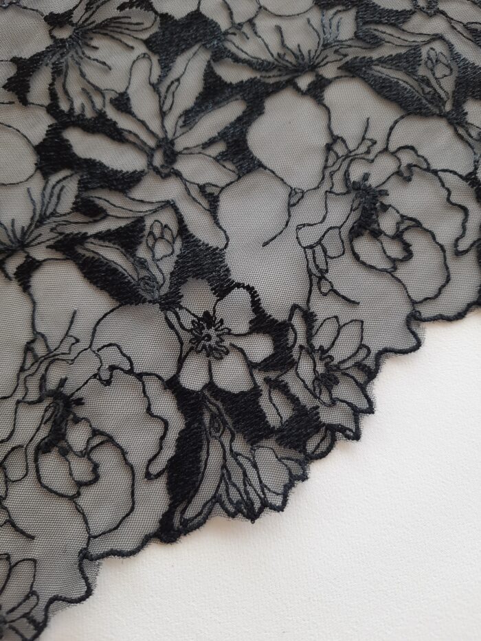 Tulle noir brodé de motifs floraux – Image 3