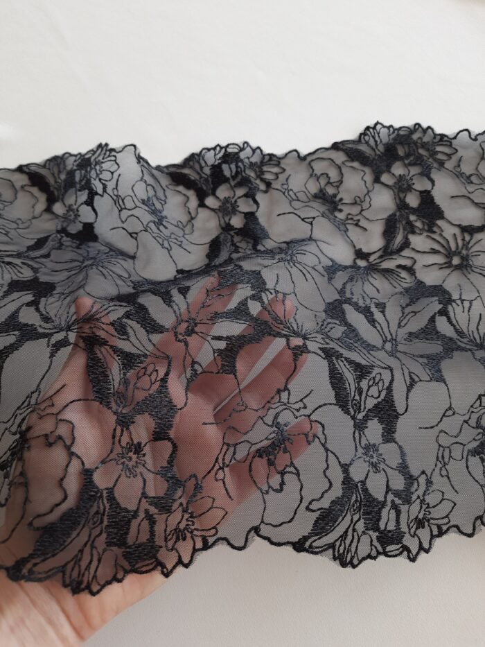 Tulle noir brodé de motifs floraux – Image 4