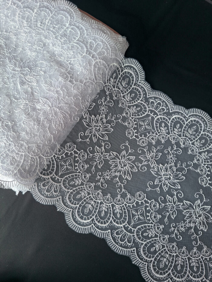 galon de dentelle en tulle brodé blanc pour la confection de soutiens-gorge, largeur 20,5 cm – Image 1