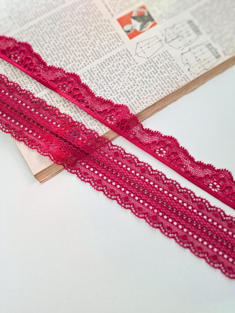 Schmale elastische Spitzenborte in Magenta für Dessous